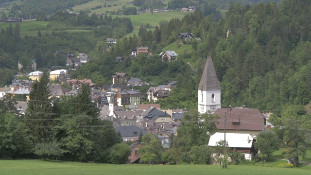 坏澳西村和山区背景，坏澳西，Styria，奥地利阿尔卑斯山，奥地利，欧洲视频素材