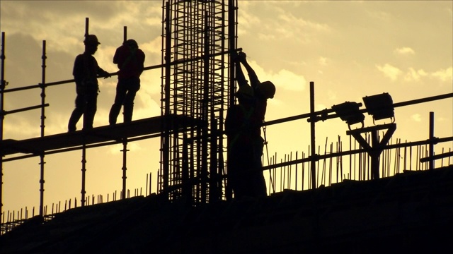 日落时分建筑工人们在工地上视频素材