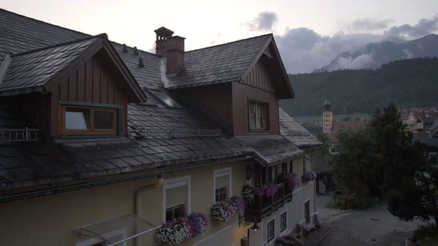 传统建筑和福音派教堂的黄昏，Schladming, Styria，奥地利阿尔卑斯山，奥地利，欧洲视频素材