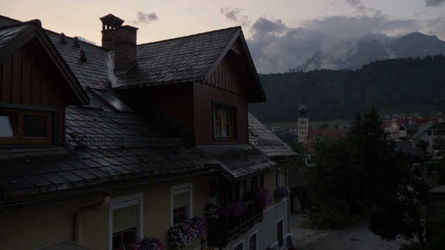 传统建筑和福音教堂的黄昏，Schladming, Styria，奥地利阿尔卑斯山，奥地利，欧洲视频素材