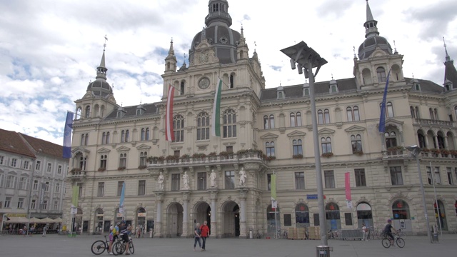 格拉茨古城的雕像和Rathaus，联合国教科文组织世界遗产，格拉茨，斯蒂里亚，奥地利阿尔卑斯山，奥地利，欧洲视频素材