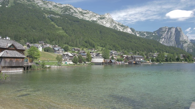 湖和村庄在格伦德湖，斯蒂里亚，奥地利阿尔卑斯山，奥地利，欧洲视频素材