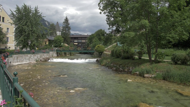 河流和建筑在坏澳西，Styria，奥地利阿尔卑斯山，奥地利，欧洲视频素材