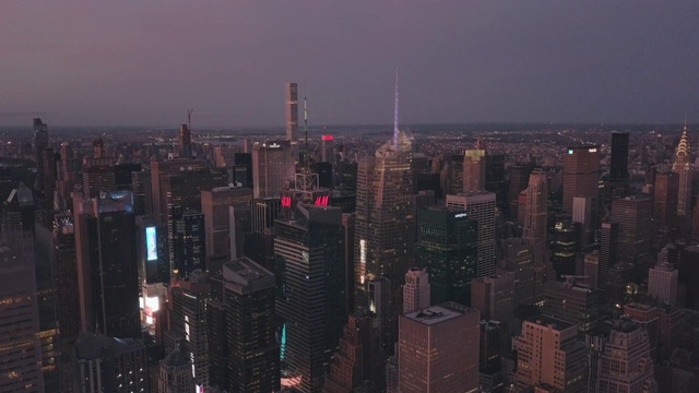 航拍:在美丽的夏夜，纽约市曼哈顿的夜间飞行，城市灯火通明(4K)视频素材