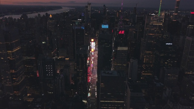 航拍:在美丽的夏夜，纽约市曼哈顿的夜间飞行，城市灯火通明(4K)视频素材