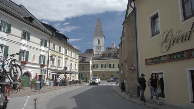 街道，教堂和建筑在Bad Aussee, Styria，奥地利阿尔卑斯山，奥地利，欧洲视频素材