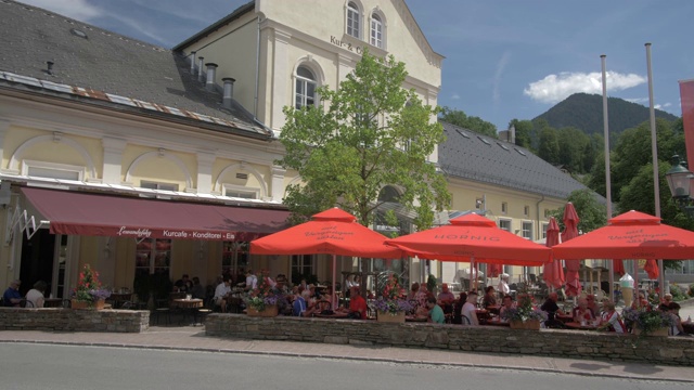 街道和建筑在坏澳西，Styria，奥地利阿尔卑斯山，奥地利，欧洲视频素材