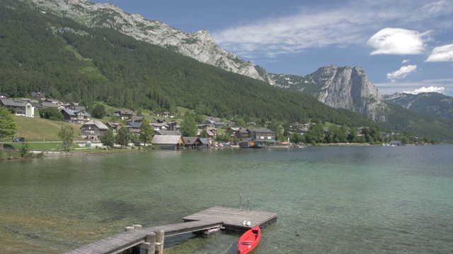 湖和村庄在格伦德湖，斯蒂里亚，奥地利阿尔卑斯山，奥地利，欧洲视频素材