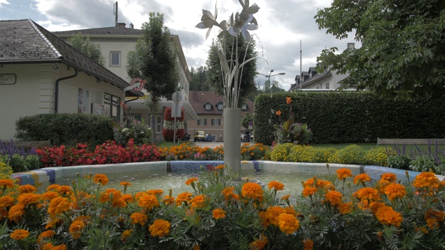 喷泉，花和建筑在坏澳西，Styria，奥地利阿尔卑斯山，奥地利，欧洲视频素材