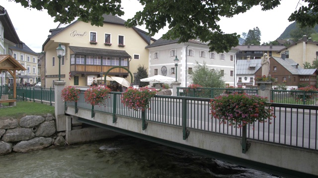 河流和建筑在坏澳西，Styria，奥地利阿尔卑斯山，奥地利，欧洲视频素材