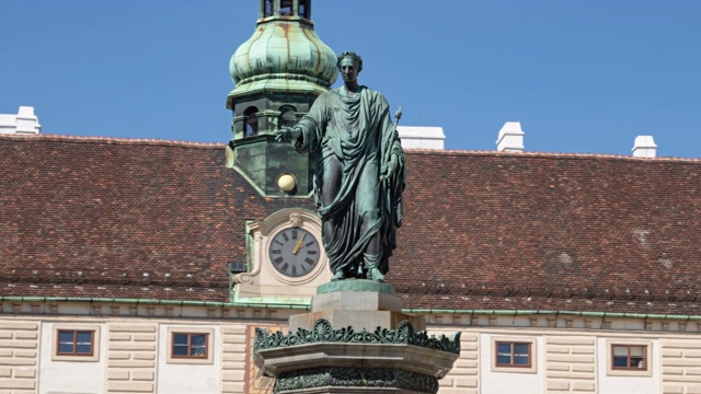 奥地利弗朗茨约瑟夫一世雕像的Hyperlapse, In der Burg, Hofburg, Vienna, Austria视频素材