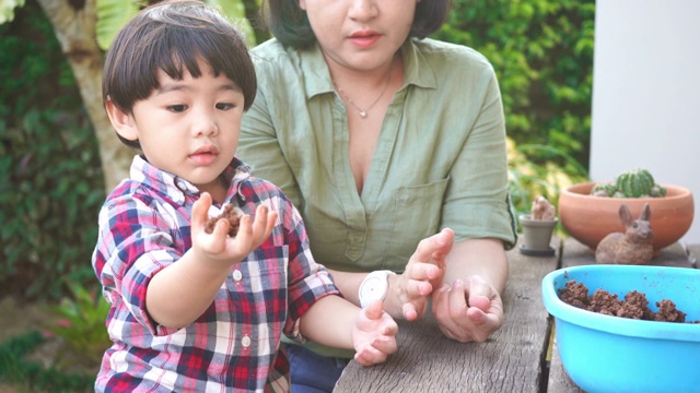 男孩和妈妈玩粘土视频素材