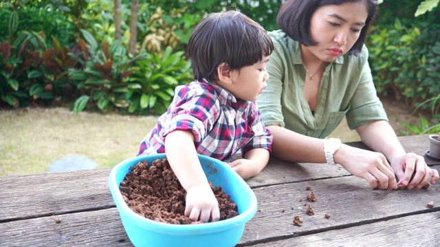 男孩和妈妈玩粘土视频素材