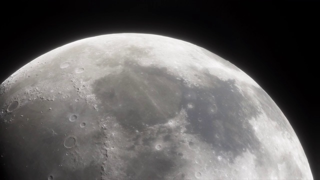 深空中的月球。宇宙飞船在月球附近飞行。月球的电影模型视频素材