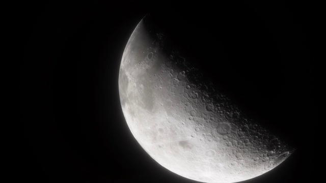 深空中的月球。宇宙飞船在月球附近飞行。月球的电影模型视频素材