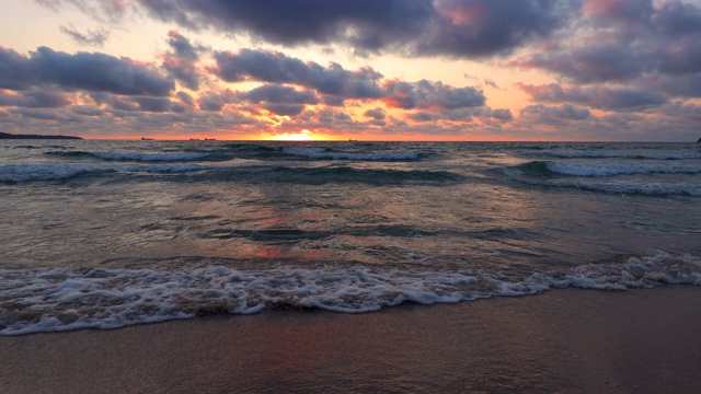 海浪和热带海滩上的日出。新年的早晨。视频素材