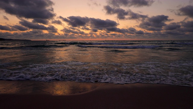 海浪和热带海滩上的日出。新的早晨，新的生活。视频素材