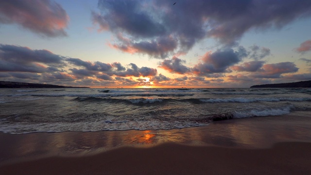 海浪和热带海滩上的日出。新的早晨，新的一年。视频素材