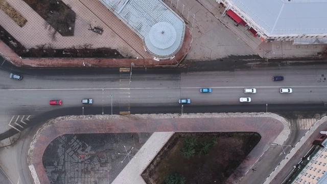 从高处看城市道路上的交通视频素材