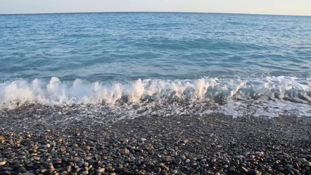 卵石滩上轻柔的海浪视频素材