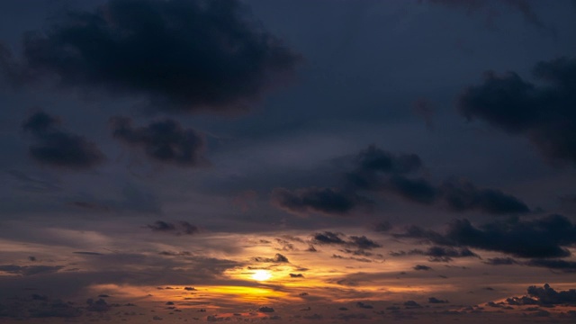 时间流逝的视频云移动在天空在日落或日出的背景在自然界视频下载