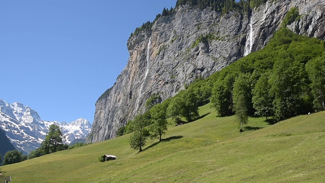 在Lauterbrunnen山谷的景观与Spissbach瀑布和Staubbach瀑布在Lauterbrunnen视频素材