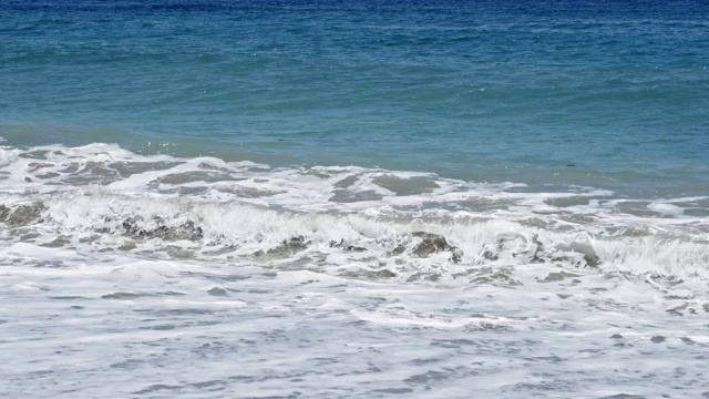 热带海滩主题:加勒比海岛屿海滩海浪的慢动作视图视频素材