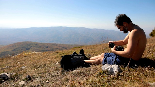 山顶附近的登山摄影师视频素材