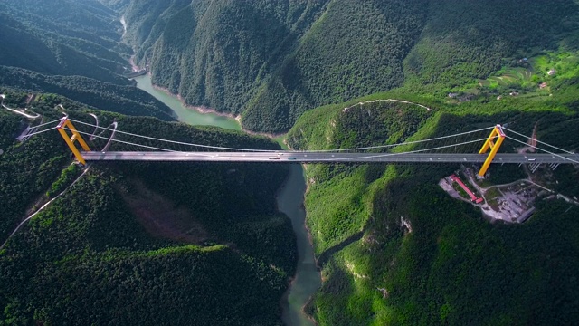 峡谷四渡河吊桥鸟瞰图，中国湖北。视频素材