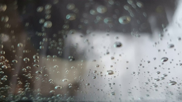 雨滴落在窗户上视频素材