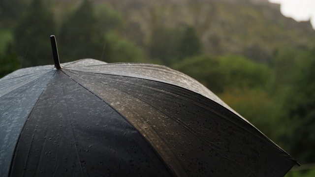 雨点落在伞上视频素材