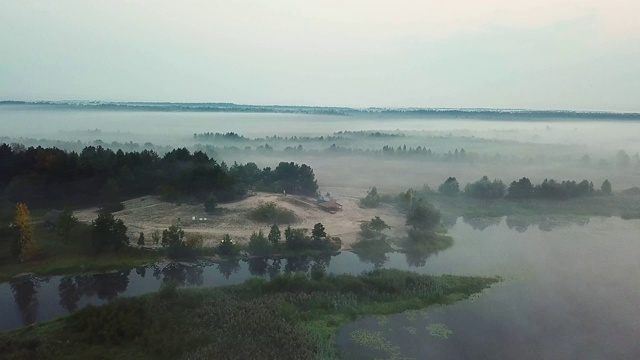 鸟瞰图的黎明前薄雾的湖泊视频素材