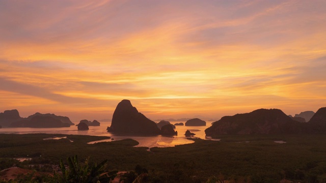 夜晚到白天的时间流逝Samet Nangshe视点日落与安达曼海在攀雅湾，旅游景点在夏季，泰国旅游旅行和假日度假。自然景观。视频素材