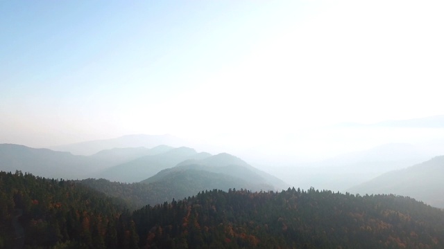 在雾中的山脉鸟瞰图视频素材