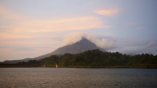 日落时的阿里纳斯火山，哥斯达黎加，中美洲视频素材