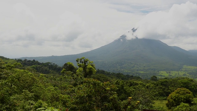 阿雷纳尔火山，哥斯达黎加，中美洲视频素材