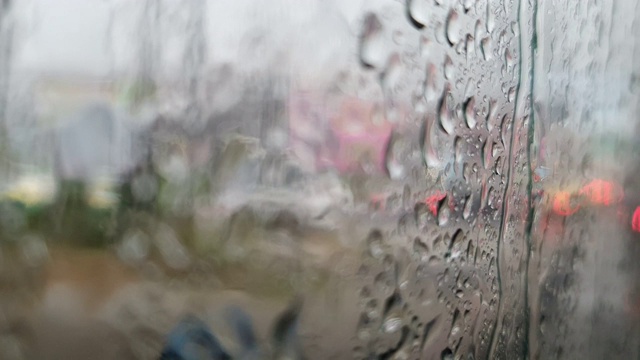 雨滴落在窗户上视频素材