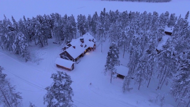 欧洲芬兰拉普兰，冬季被雪覆盖的Torassieppi驯鹿农场小屋视频素材