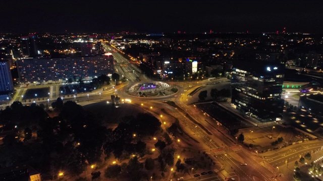 夜间繁忙城市的无人机瞰图视频素材