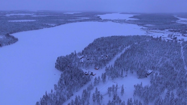 欧洲芬兰拉普兰的托拉西比湖(Torassieppi Lake, Toras-Sieppi Jarvi)在冬天被冰雪覆盖视频素材