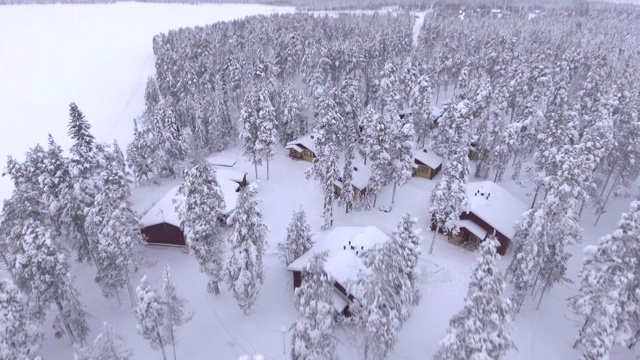 欧洲芬兰拉普兰，冬季被雪覆盖的Torassieppi驯鹿农场小屋视频素材