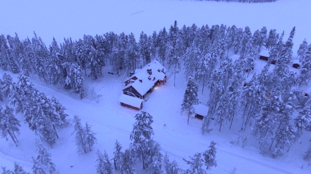 欧洲芬兰拉普兰，冬季被雪覆盖的Torassieppi驯鹿农场小屋视频素材