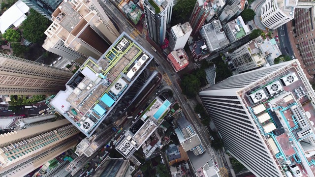 天线。香港日出，从无人机上看，香港太阳在天空中形成视频素材