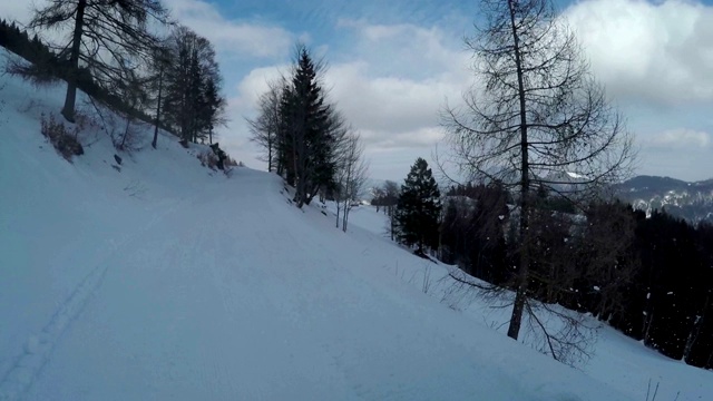 在雪山上开车视频素材