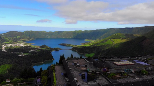 亚述尔群岛火山口上的废弃旅馆的无人机镜头。视频素材