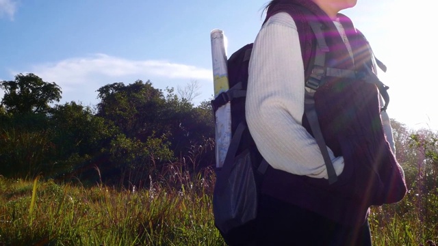 暑假，一名年轻的女游客在山顶用平板电脑搜索GPS坐标。科技和旅游的概念。视频素材