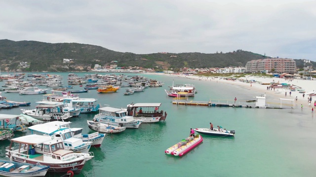 鸟瞰图的普拉亚多斯安若斯海滩在Arraial do cape，里约热内卢de Janeiro，巴西视频素材