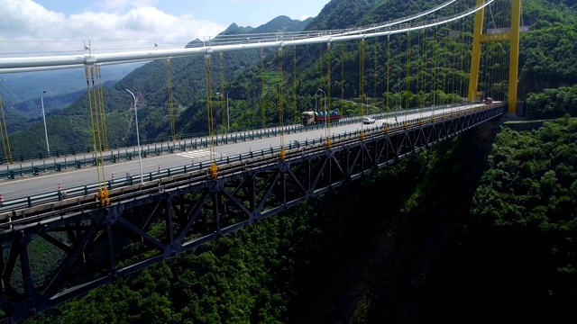 峡谷四渡河吊桥鸟瞰图，中国湖北。视频素材