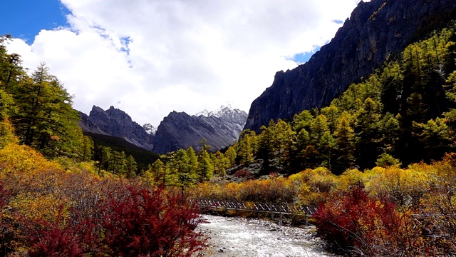 最后的香格里拉，道成亚丁，风景秀丽的亚丁自然保护区，四川，中国。在缓慢的运动。视频素材