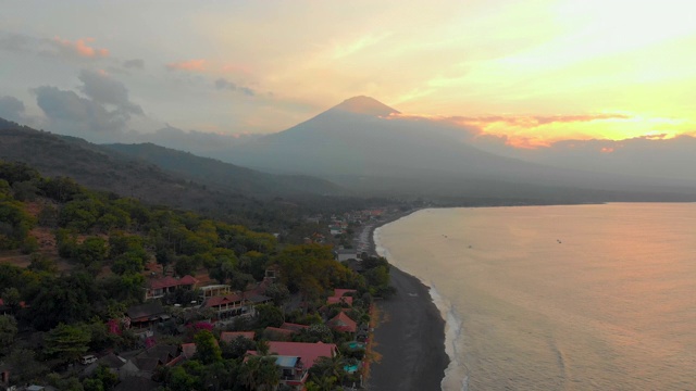 航拍的美丽的Jemeluk海湾在阿米德地区的景色奇妙的阿贡火山。在艾湄湾日落。巴厘岛之旅概念视频素材